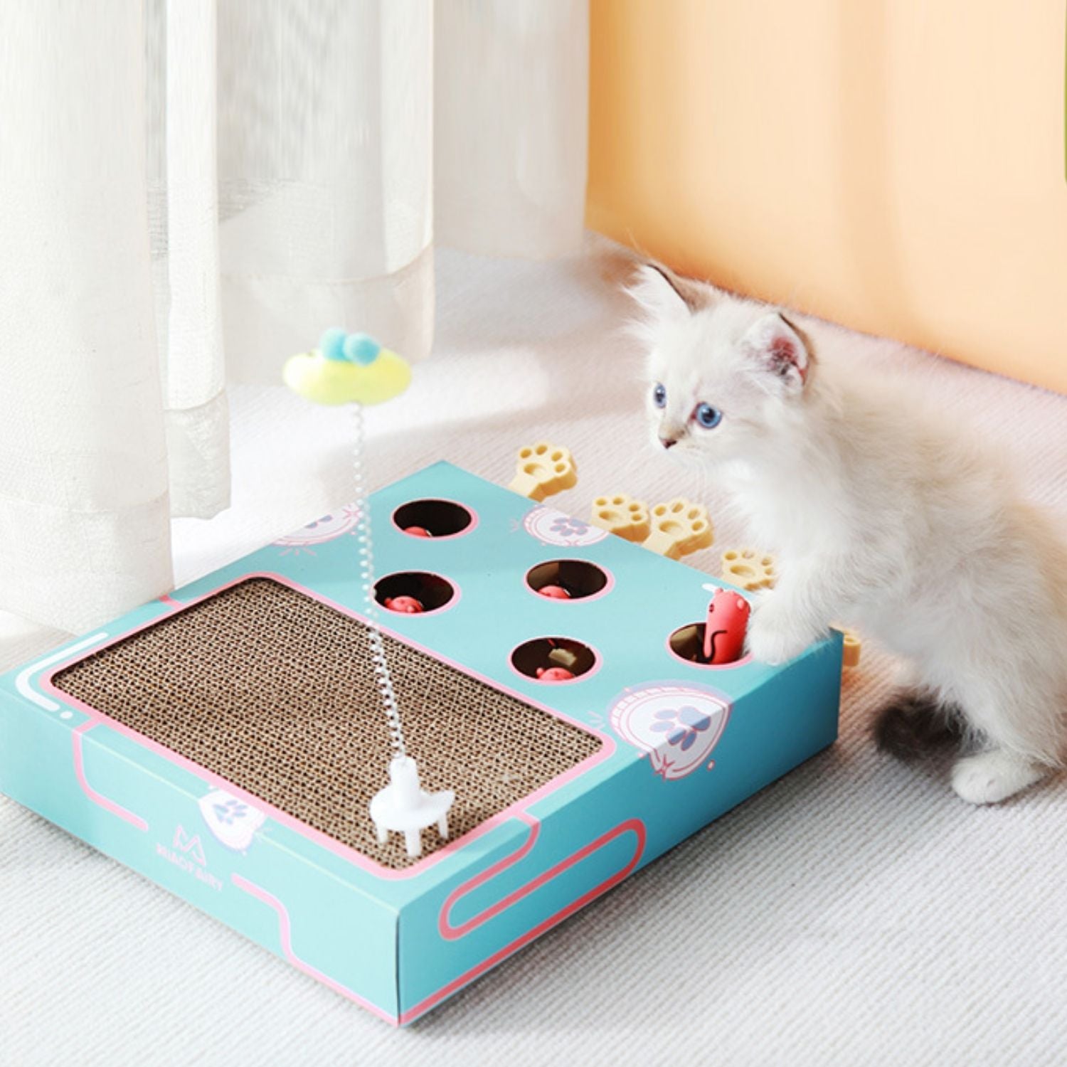 Interactieve Kattenkrabber kat speelt op krabplank trillo.nl